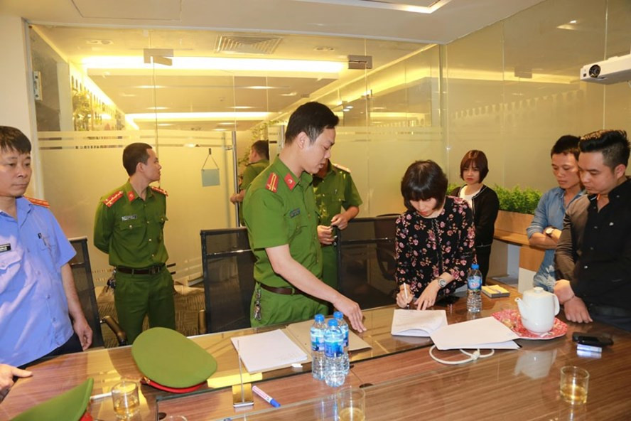Châu Nguyên Anh và Phạm Quang Minh bị buộc tội mua bán trái phép hóa đơn