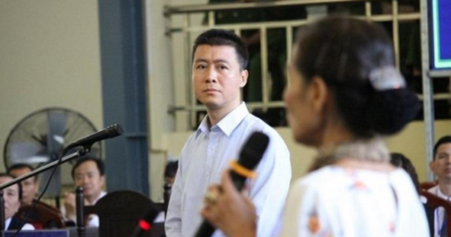 Hình ảnh Phan Sào Nam nghẹn ngào nhìn mẹ ruột của mình trong phiên tòa